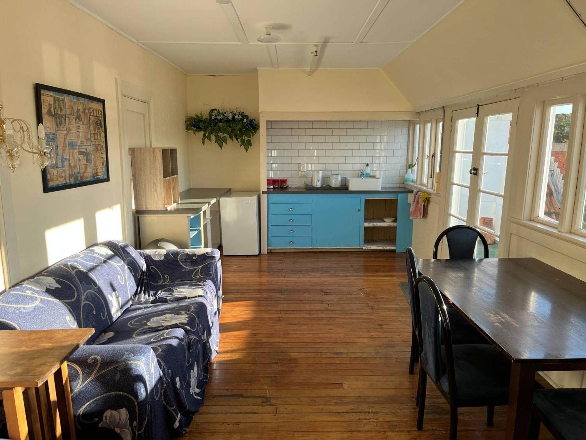 Chalet Backpackers Dunedin Exterior photo